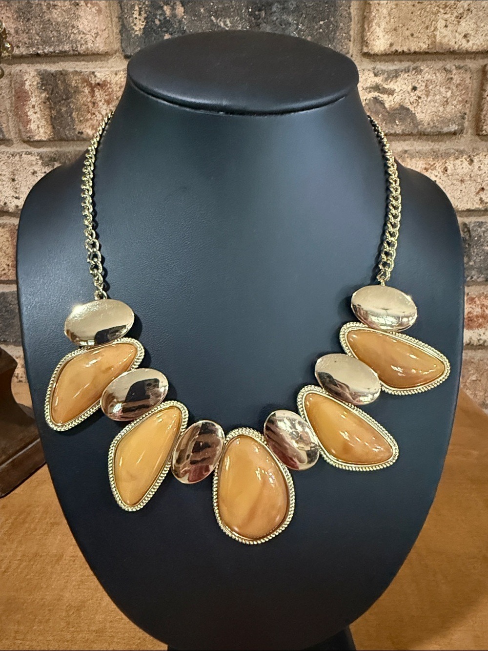 Avon SHB Vintage 80s gold tone and amber color statement necklace